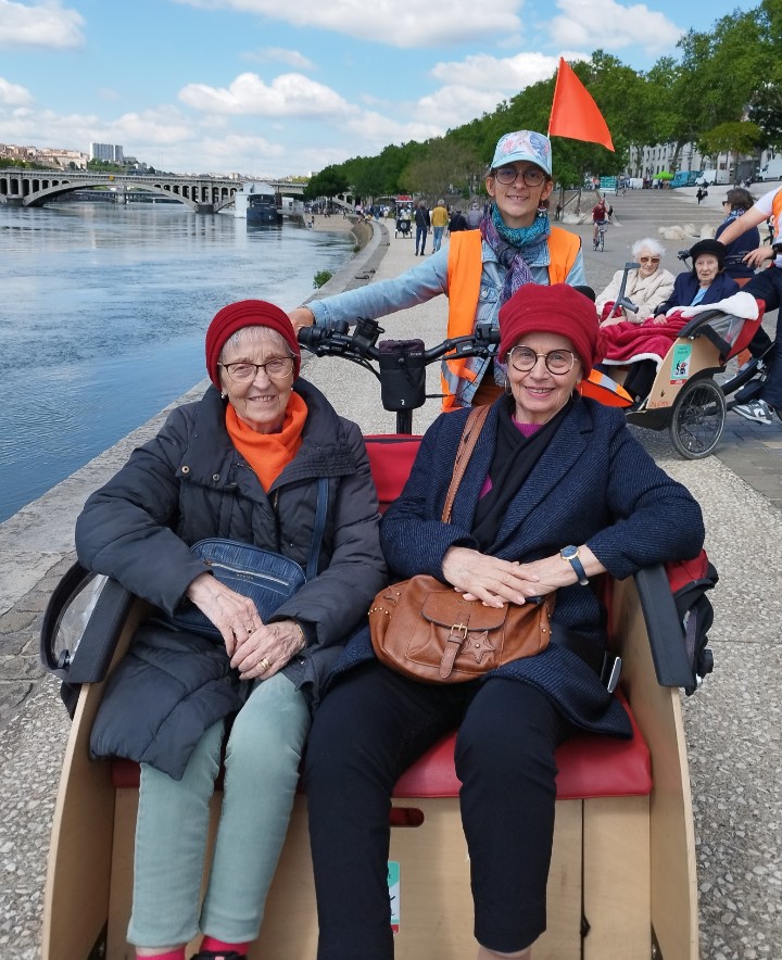 2 mamies en balade sur vélo triporteur et pilote sur les quais du Rhône